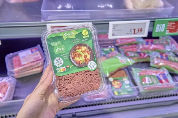 Vegan minced meat in a package on supermarket shelf, vegan meat alternative, vegan meat substitute to buy, buy in the refrigerated rack, buy ground beef vegan, hold in hand, select, shop, retail, food retailer, brand, food retailer, discount store, refrigerated food, refrigerated products, refrigerated area in the supermarket, food retailer, fresh products, refrigerated, store, grocer Lidl, Germany,Image: 1123241709, License: Rights-managed, Restrictions:, Model Release: no, Credit line: brand news/imageBROKER/Profimedia