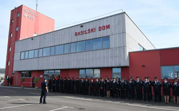 Luka Koper je ob 60-letnici pristani&scaron;kega gasilstva odprla nov gasilski dom v sredi&scaron;ču pristani&scaron;ča. 