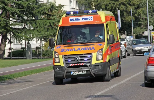 Močno zavrla in padla čez krmilo mopeda
