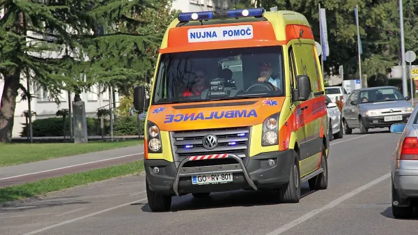 Močno zavrla in padla čez krmilo mopeda