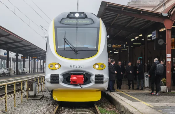 Prva voznja novega elektricnega vlaka za mestno-primestni promet, izdelanega v okviru prenove voznega parka Hrvaskih zeleznic.