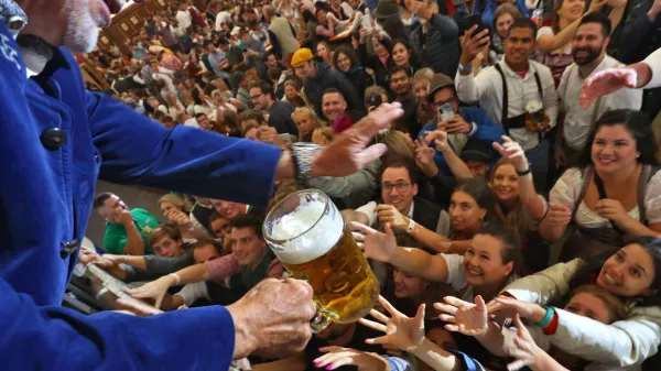 Nemcija, Munchen.V bavarsko prestolnico se je po dveh letih vrnil sloviti festival piva Oktoberfest, ki so ga zaradi pandemije lani in predlani odpovedali.