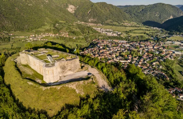 Med odmevnimi projekti je tudi spomladi odprta multimedijska zgodovinsko turistična točka na Kozlovem robu.  