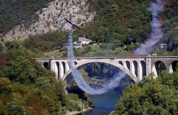 Podlet Benjamina Ličerja pod Solkanskim mostom