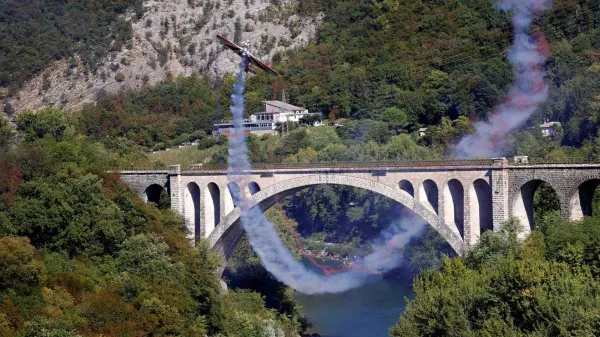 Podlet Benjamina Ličerja pod Solkanskim mostom