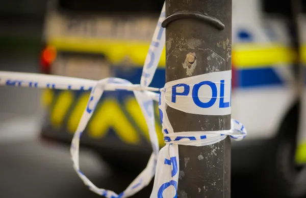 Ljubljana.Policijski trak, s katerim je zavarovano prizorisce zlocina.