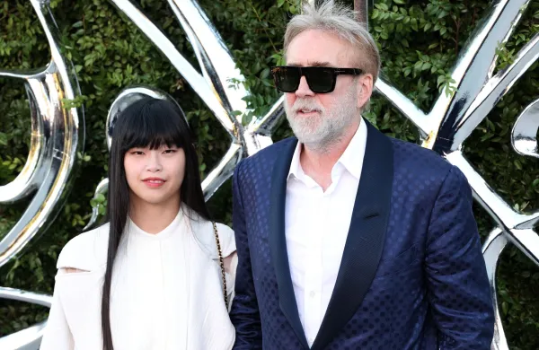 Nicholas Cage s soprogo Riko Shibata.