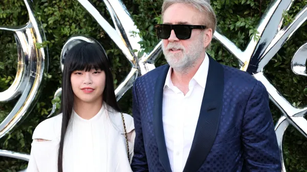 Nicholas Cage s soprogo Riko Shibata.