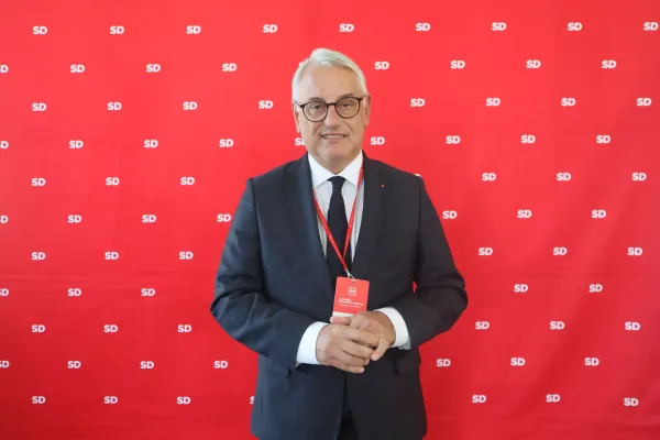 Murska Sobota, Gledalisce Park.Socialni demokrati (SD) na statutarnem kongresu v Murski Soboti sprejemajo nov statut.Predsednik SD Matjaz Han.