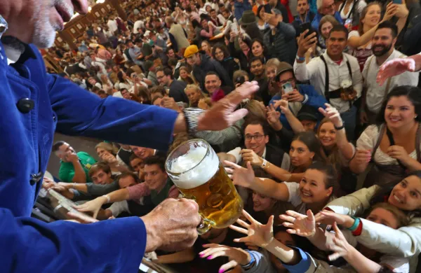 Nemcija, Munchen.V bavarsko prestolnico se je po dveh letih vrnil sloviti festival piva Oktoberfest, ki so ga zaradi pandemije lani in predlani odpovedali.