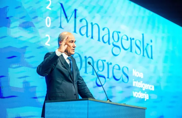 Predsednik vlade Janez Jan&scaron;a je v svojem nastopu na letnem zboru menedžerjev v Portorožu kritiziral uvoz poceni delovne sile. 
