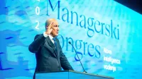 Predsednik vlade Janez Jan&scaron;a je v svojem nastopu na letnem zboru menedžerjev v Portorožu kritiziral uvoz poceni delovne sile. 