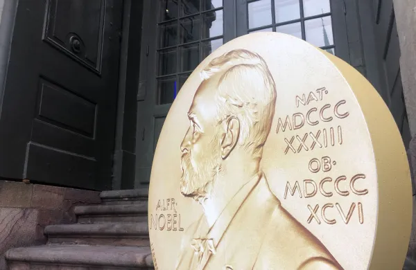 Nobelovo nagrado za medicino letos prejmejo nem&scaron;ka znanstvenika Peter Hegemann in Georg Nagel ter ameri&scaron;ki znanstvenik Karl Deisseroth za odkritja na področju optogenetike.