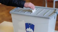 Radomlje, volisce v Kulturnem domu Radomlje.Zakonodajni referendum o zakonu o pomoci pri prostovoljnem koncanju zivljenja.