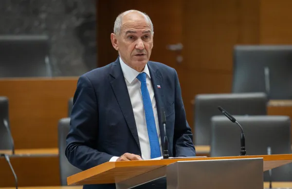 Predsednik vlade Janez Jan&scaron;a na izredni seji DZ, na kateri so predstavili proračunski memorandum 2027-2028, predlog sprememb proračuna RS za leto 2027 in predlog proračuna RS za leto 2028.