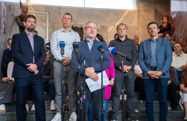 Novinarska konferenca sindikalnih central ob zbranih podpisih za razpis referenduma o interventnem zakonu.