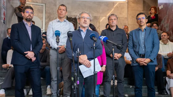 Novinarska konferenca sindikalnih central ob zbranih podpisih za razpis referenduma o interventnem zakonu.
