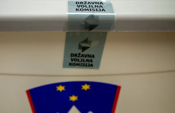 V SDS bi se na novem referendumu z volivci posvetovali o "zmanj&scaron;evanju birokratskega aparata javne uprave".