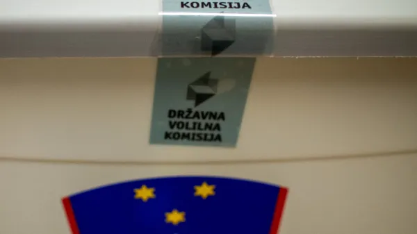 V SDS bi se na novem referendumu z volivci posvetovali o "zmanj&scaron;evanju birokratskega aparata javne uprave".