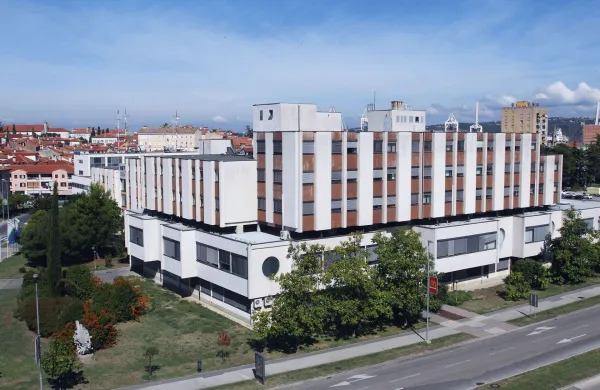 Koper, 16.09.2013Ferrarska ulica, stavba okrožno sodi&scaron;če Koper in OMV Istrabenz