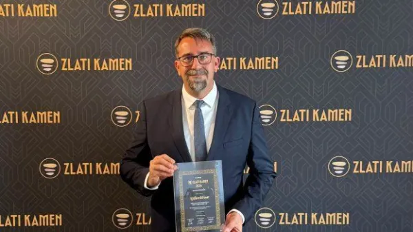 Nagrado je na podelitvi v Kranju prevzel ajdovski župan Tadej Beočanin.
