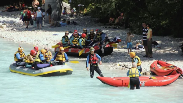 Rafting raftarji na sočitujci tuji raftarji tako turisti kot vodiči Soča raft