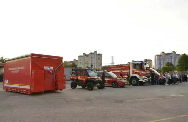 Poklicni in prostovoljni gasilci bogatej&scaron;i za novo opremo, vredno dobrih 800 tisočakov