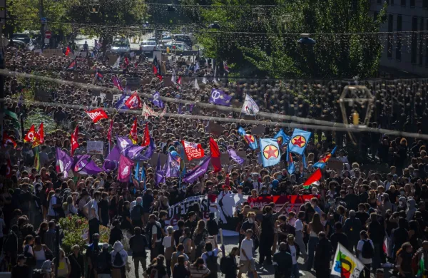 Tako je bilo na množičnem protestu v Grenoblu.