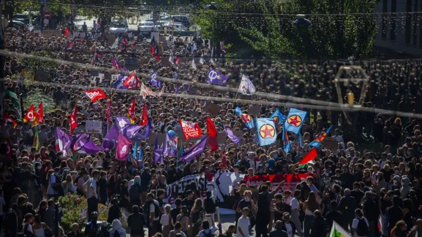 Tako je bilo na množičnem protestu v Grenoblu.