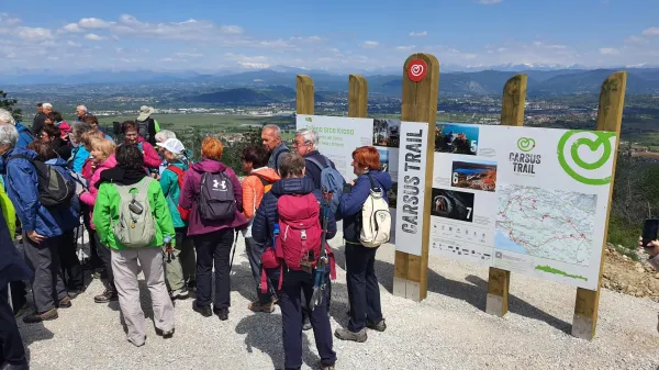 pe&scaron;pot po krasu Zeleno srce Krasa