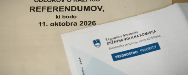 Ljubljana.Vabilo oz. obvestilo, s katerim Drzavna volilna komisija volivca obvesti o dnevu glasovanja in sedezu njegovega volisca.Foto: STA