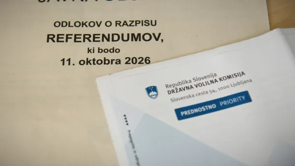 Ljubljana.Vabilo oz. obvestilo, s katerim Drzavna volilna komisija volivca obvesti o dnevu glasovanja in sedezu njegovega volisca.Foto: STA