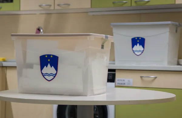 Izteka se zadnji rok za prijavo za glasovanje na referendumih po po&scaron;ti iz Slovenije.