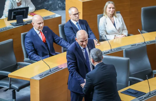 Predsednik vlade Janez Jan&scaron;a in minister za zunanje in evropske zadeve Tone Kajzer.