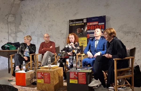 O prihodnosti javne RTV in stanju v medijski krajini so spregovorili (z leve) Ur&scaron;ka Mlinarič, Borut Mekina, Helena Milinkovič, Damjan Volf in Brankica Petković.