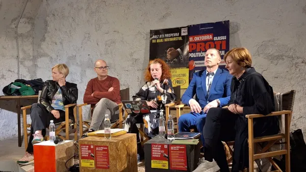 O prihodnosti javne RTV in stanju v medijski krajini so spregovorili (z leve) Ur&scaron;ka Mlinarič, Borut Mekina, Helena Milinkovič, Damjan Volf in Brankica Petković.