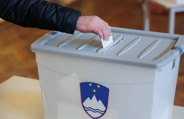 Radomlje, volisce v Kulturnem domu Radomlje.Zakonodajni referendum o zakonu o pomoci pri prostovoljnem koncanju zivljenja.
