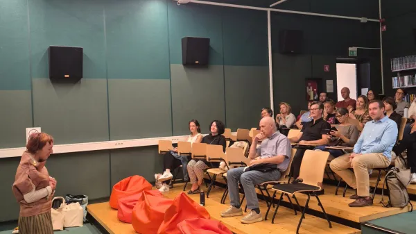 V kratkem dokumentarnem filmu Sence ti&scaron;ine o kompleksnih identitetah in zamolčanih spominih