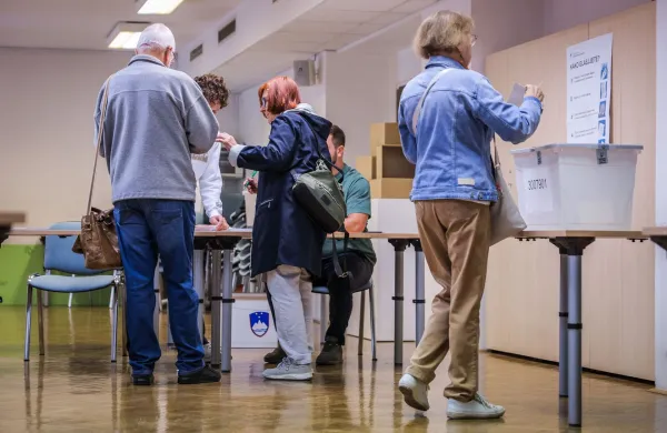 Ljubljana, prostori MOL.Predcasno glasovanje za zakonodajni referendum o noveli zakona o parlamentarni preiskavi ter tri posvetovalne referendume - o ukinitvi obveznega placevanja prispevka za Radiotelevizijo Slovenija, o pogojevanju pravice do denarne socialne pomoci z aktivnim vkljucevanjem delovno sposobnih upravicencev v druzbenokoristna dela ter o volilni pravici na lokalnih volitvah. 