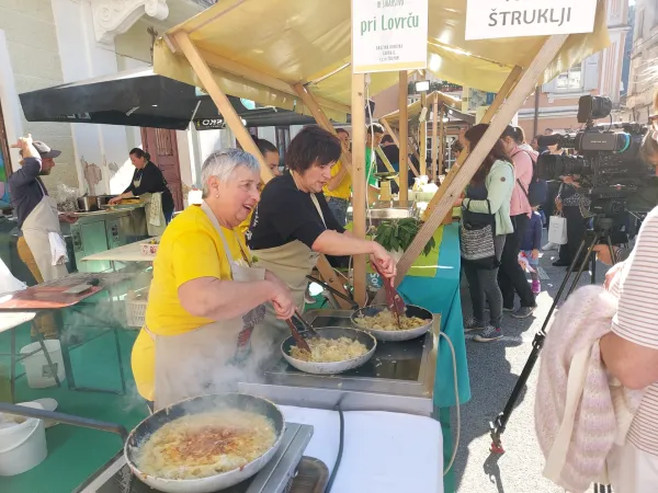 S &scaron;truklji, sirom in friko v Posočju zaokrožujejo poletno dogajanje