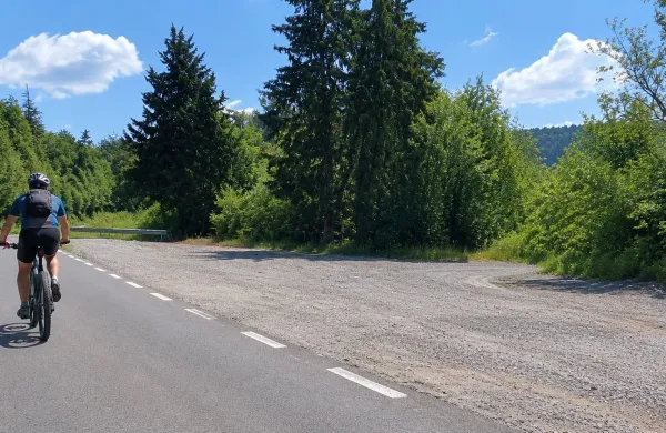Napadel ljubico, zbil kolesarko in poklical ženo