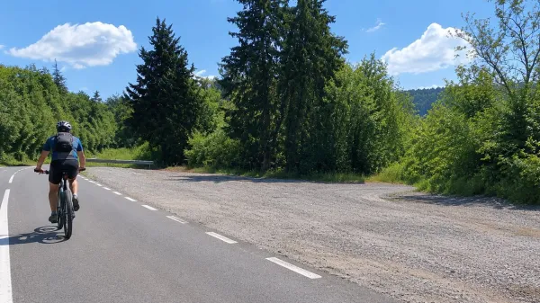 Napadel ljubico, zbil kolesarko in poklical ženo