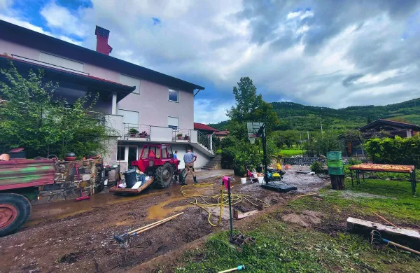 Četrtkovo neurje je najhuj&scaron;e razdejanje povzročilo v Gaberjah. Tam je po podatkih vremenske postaje v zgolj dveh urah, od 18.30 do 20.30, padlo 190 litrov dežja na kvadratni meter.