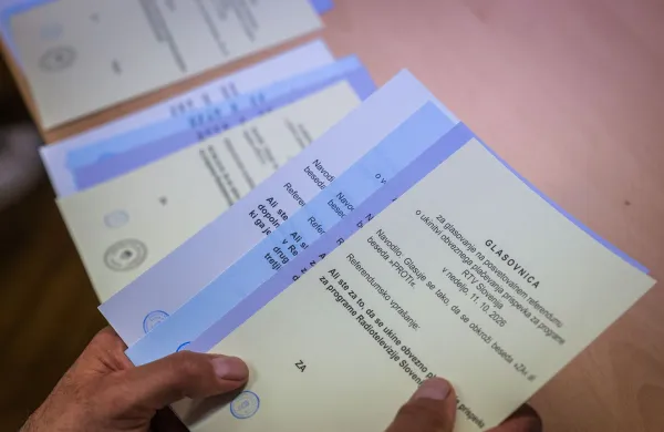 Ljubljana, prostori MOL.Predcasno glasovanje za zakonodajni referendum o noveli zakona o parlamentarni preiskavi ter tri posvetovalne referendume - o ukinitvi obveznega placevanja prispevka za Radiotelevizijo Slovenija, o pogojevanju pravice do denarne socialne pomoci z aktivnim vkljucevanjem delovno sposobnih upravicencev v druzbenokoristna dela ter o volilni pravici na lokalnih volitvah.