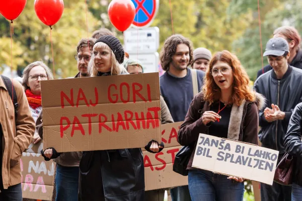 Ljubljana, Ambrozev trg.Protestni shod z naslovom Shod za dostojno zivljenje v organizaciji Drustva Iskra.