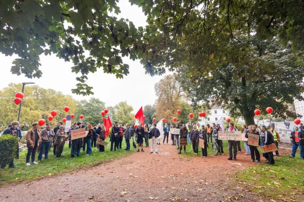 Ljubljana, Ambrozev trg.Protestni shod z naslovom Shod za dostojno zivljenje v organizaciji Drustva Iskra.