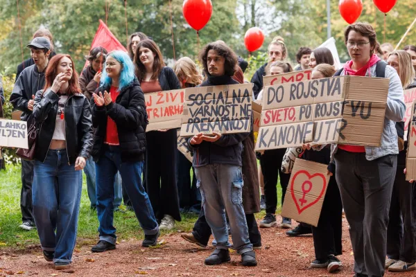 Ljubljana, Ambrozev trg.Protestni shod z naslovom Shod za dostojno zivljenje v organizaciji Drustva Iskra.