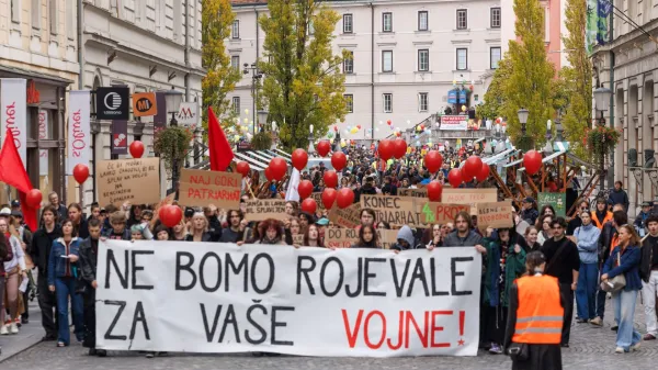 Ljubljana, Ambrozev trg.Protestni shod z naslovom Shod za dostojno zivljenje v organizaciji Drustva Iskra.
