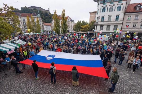 Ljubljana, Presernov trg.Pohod za zivljenje za pravice nerojenih otrok ter njihovih mater in ocetov v stiskah v Sloveniji, ki ga organizira Zavod Mreza za zivljenje in enakopravnost.