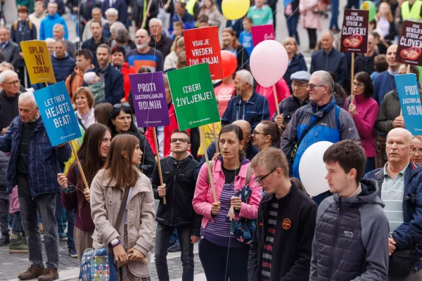 Ljubljana, Presernov trg.Pohod za zivljenje za pravice nerojenih otrok ter njihovih mater in ocetov v stiskah v Sloveniji, ki ga organizira Zavod Mreza za zivljenje in enakopravnost.